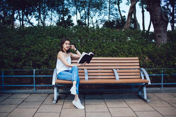 Asian Young Lady Casual Clothes Short Brown Hair Book Sitting — Stock Photo, Image