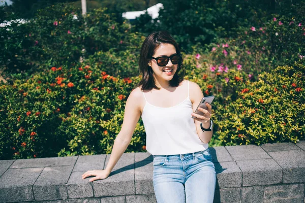 Jovem Mulher Asiática Óculos Sol Roupas Casuais Sorrindo Mensagens Texto — Fotografia de Stock