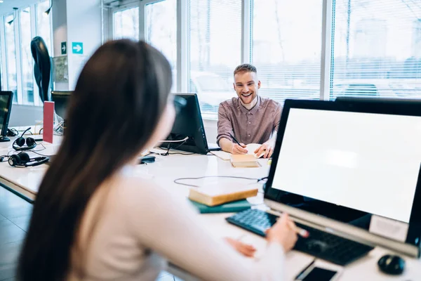 Positiv Ung Mann Kvinne Uformelle Klær Som Snakker Gjør Lekser – stockfoto