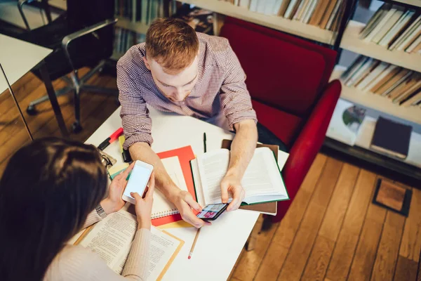 Colegii Mai Sus Haine Formale Vorbind Unul Celălalt Navigând Smartphone — Fotografie, imagine de stoc