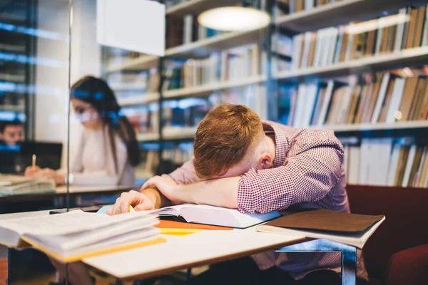 Κουρασμένος Μαθητής Που Κάνει Διάλειμμα Και Ξαπλώνει Στο Τραπέζι Ενώ — Φωτογραφία Αρχείου