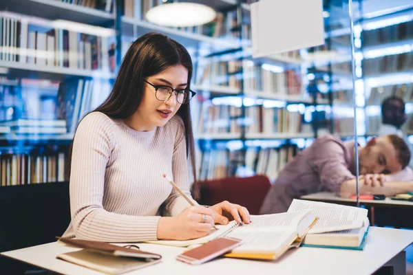 Mooie Zorgeloze Vrouwelijke Student Bril Lezen Boek Notities Maken Tijdens — Stockfoto