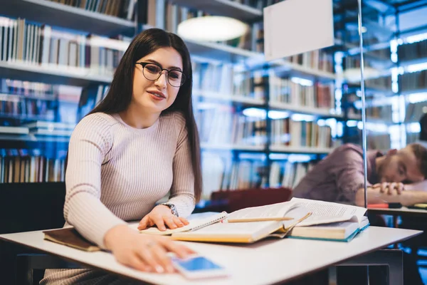 Intelligente Vrolijke Vrouwelijke Student Zit Bibliotheek Berichten Sociale Media Tijdens — Stockfoto