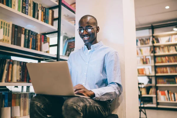 Elragadtatott Afro Amerikai Férfi Kerek Szemüvegben Mosolyog Használja Laptop Tanulmányok — Stock Fotó