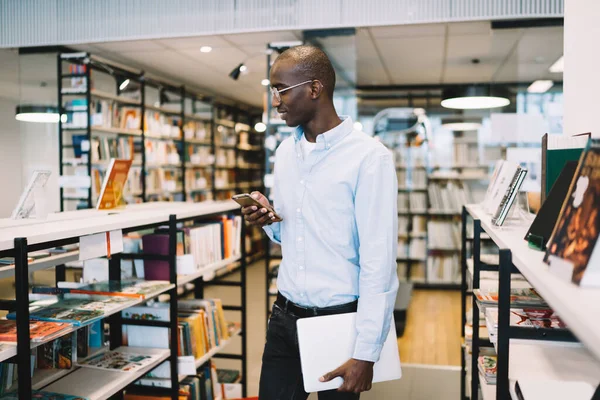 Smart Gutaussehender Afroamerikanischer Mann Mit Brille Surft Auf Seinem Handy — Stockfoto