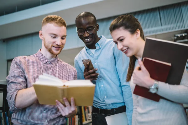 Aangename Multi Etnische Slimme Studenten Vinden Informatie Het Nemen Van — Stockfoto