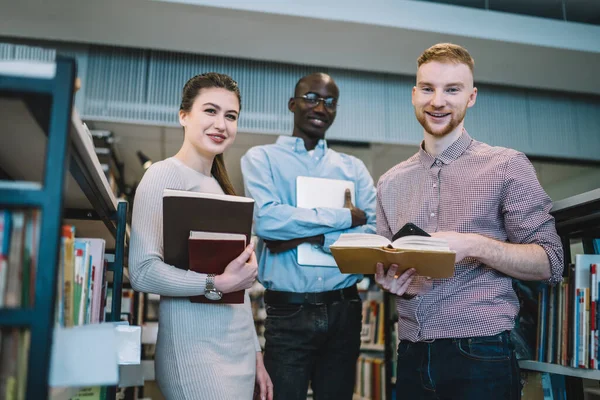 Estudantes Multiétnicos Inteligentes Confiantes Roupas Casuais Segurando Cadernos Livros Abertos — Fotografia de Stock