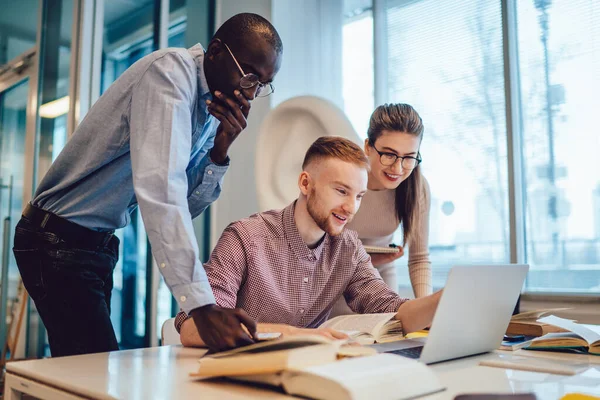 Bedachtzame Diverse Collega Stijlvolle Kleding Met Behulp Van Laptop Studeren — Stockfoto