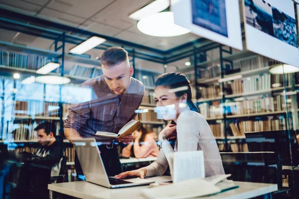 Focused Casual Young Man Opened Textbook Helping Attentive Uncertain Smiling — Stock Photo, Image