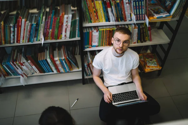 Cima Homem Moderno Inteligente Com Laptop Sentado Chão Biblioteca Inclinado — Fotografia de Stock