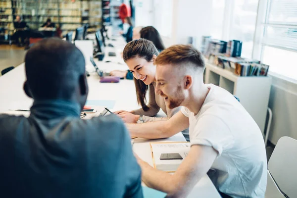 Empleados Alegres Multirraciales Ropa Casual Discutiendo Ideas Con Atención Mientras —  Fotos de Stock