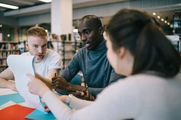 Multiracial Group Concentrated Serious Students Sitting Library Talking While Preparing — Stock Photo, Image