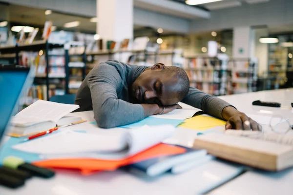 Estudante Étnico Cansado Dormindo Mão Frente Livro Aberto Enquanto Descansa — Fotografia de Stock
