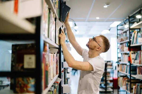 Seitenansicht Eines Erwachsenen Bärtigen Mannes Weißem Hemd Und Brille Der — Stockfoto