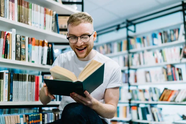 Estudante Barbudo Adulto Alegre Roupas Casuais Óculos Segurando Lendo Livro — Fotografia de Stock