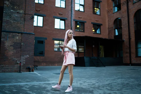 Mulher Magra Moderna Camisa Branca Shorts Rosa Com Mensagens Cabelo — Fotografia de Stock