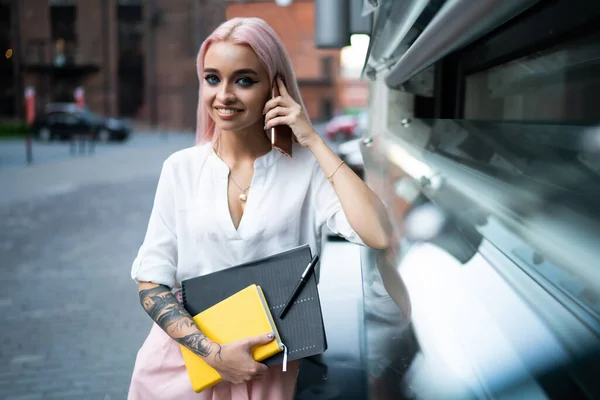 Giovane Studentessa Attraente Femmina Con Capelli Rosa Vestita Con Abiti — Foto Stock