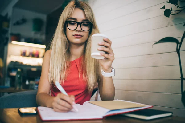 Mujer Joven Seria Gafas Con Bebida Para Tomar Notas Planificador — Foto de Stock