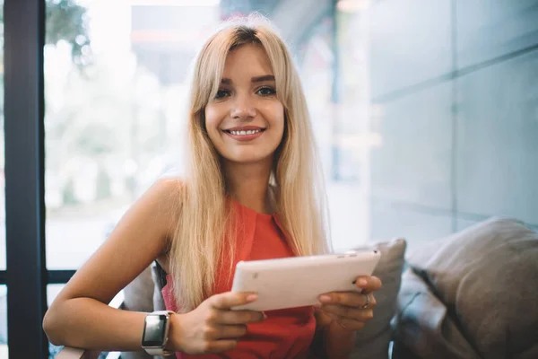 Mujer Joven Moda Con Pelo Rubio Sonriente Mirando Cámara Mientras — Foto de Stock