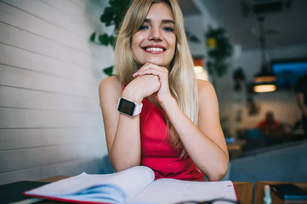 Glad Ung Kvinna Student Röd Klänning Och Armbandsur Tittar Kameran — Stockfoto