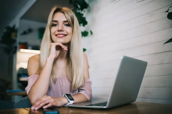 Feliz Estudiante Moderna Que Lleva Reloj Inteligente Sentado Mesa Con — Foto de Stock