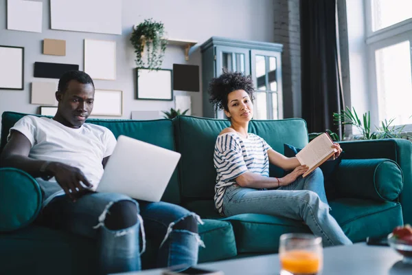 Krullend Etnisch Vrouw Casual Kleding Met Boek Zitten Comfortabele Bank — Stockfoto