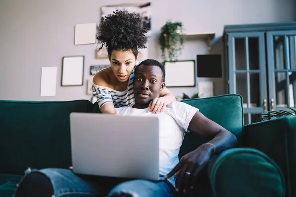 Sorpreso Uomo Donna Afroamericani Che Guardano Video Scioccanti Sul Computer — Foto Stock