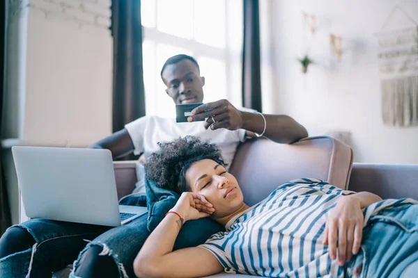 Donna Multietnica Rilassata Che Dorme Sul Divano Appoggiata All Uomo — Foto Stock