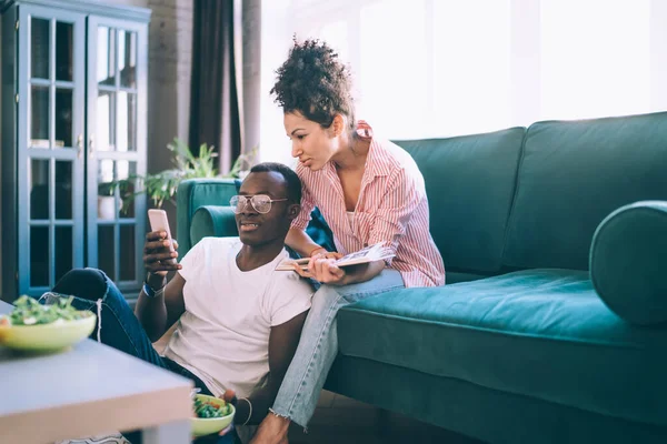 Africký Americký Veselý Koncentrovaný Manželka Klidný Manžel Procházející Mobilní Telefon — Stock fotografie