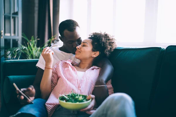 Peaceful Multiethnic People Relationship Kissing Each Other While Eating Salad — Stock Photo, Image