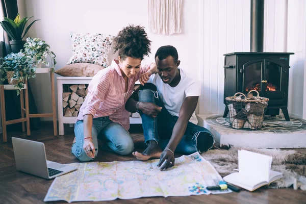 Concentrato Coppia Multietnica Ricerca Insieme Con Grande Mappa Sul Pavimento — Foto Stock