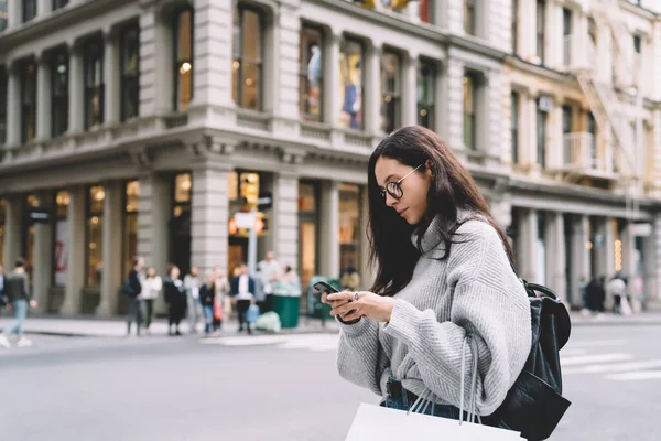 Sidovy Över Ung Kvinna Tröja Och Glasögon Står Trottoaren Bär — Stockfoto