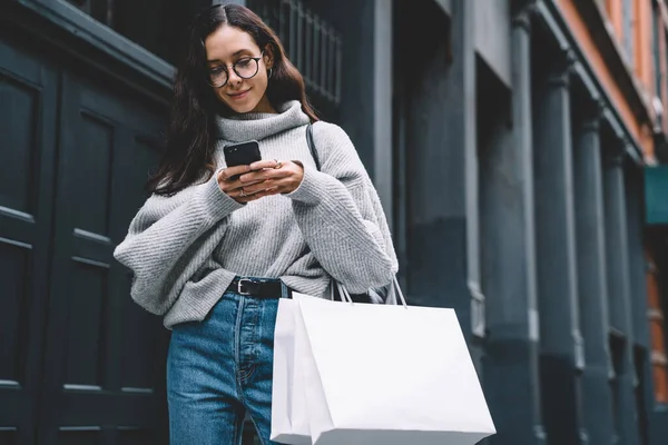 Söt Ung Kvinna Snygga Sötare Och Glasögon Som Håller Shoppingväskor — Stockfoto