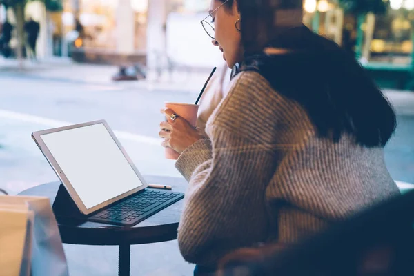 Cultivar Fêmea Moderna Suéter Óculos Navegação Tablet Beber Café Com — Fotografia de Stock