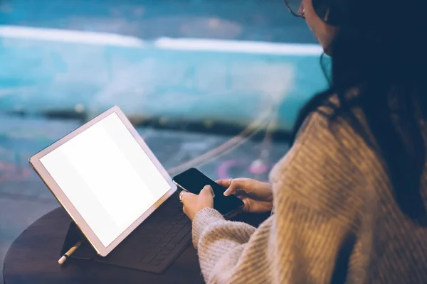 Crop Casual Femme Tenant Téléphone Portable Assis Table Avec Tablette — Photo