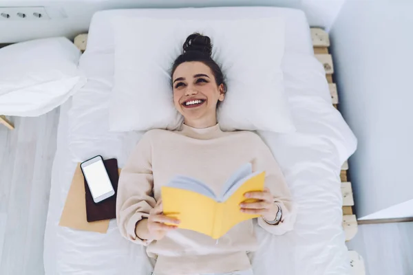 Cima Rindo Encantadora Mulher Lendo Livro Aberto Com Capa Amarela — Fotografia de Stock