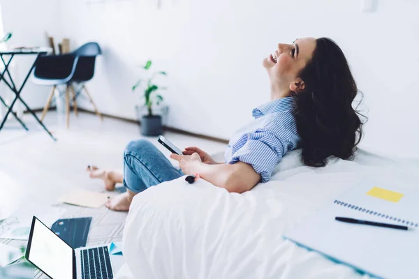 Vista Lateral Risa Mujer Que Levanta Cabeza Placer Mientras Navega —  Fotos de Stock