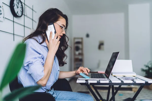 Sidovy Unga Casual Kvinnliga Glasögon Casual Kläder Med Hjälp Laptop — Stockfoto