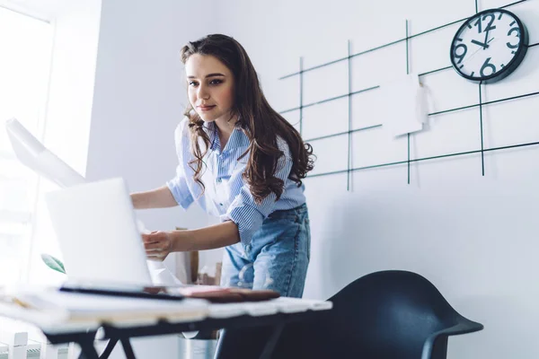 Creatieve Casual Vrouw Staan Met Blanco Wit Papier Roll Kijken — Stockfoto