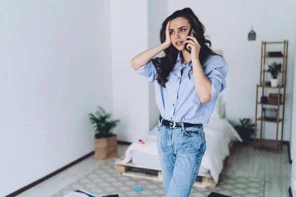 Händelserik Svart Hår Kvinna Casual Jeans Och Skjorta Talar Mobiltelefon — Stockfoto