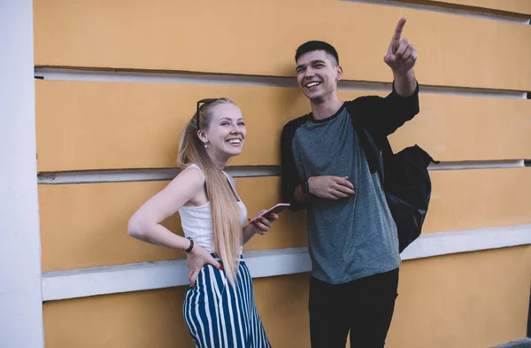 Glada Utgående Unga Studenter Skrattar Tillsammans Medan Man Pekar Med — Stockfoto
