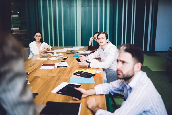 Personal Oficina Concentrado Enfocado Lleno Discurso Atención Del Gerente Mientras — Foto de Stock