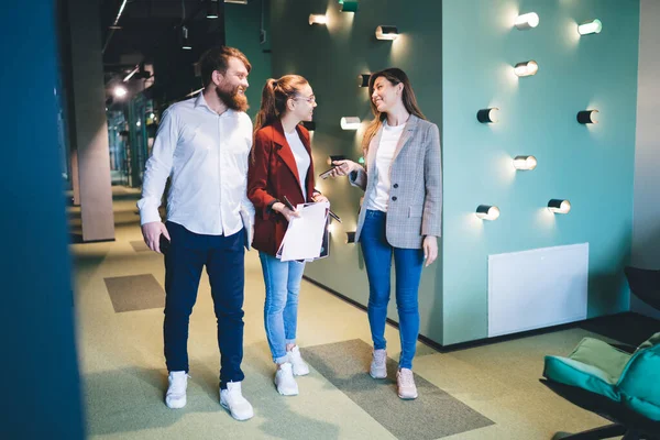 Gruppe Glade Kolleger Med Dokumenter Som Går Langs Korridoren Med – stockfoto