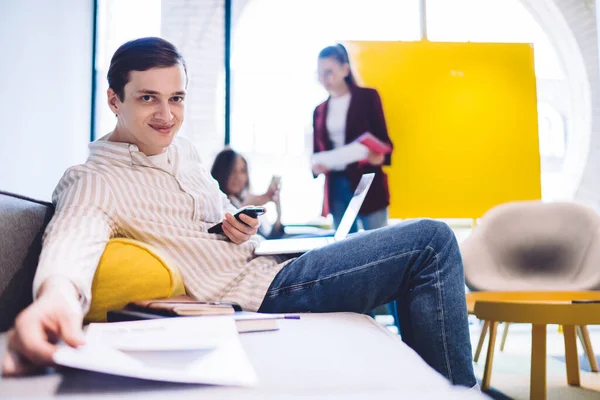 Vista Laterale Del Lavoratore Maschio Adulto Sorridente Camicia Jeans Seduto — Foto Stock