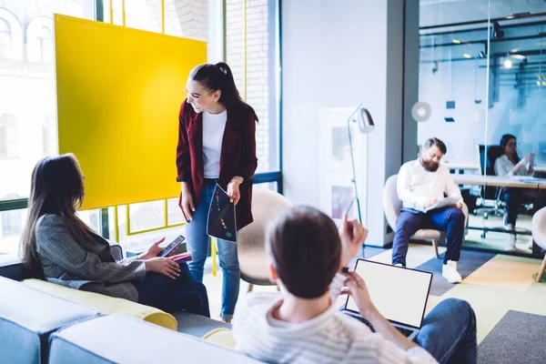 Stilige Unge Kvinner Menn Som Samles Moderne Lyssaler Kontorbygg Chatter – stockfoto