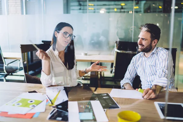 Empleados Formales Jóvenes Hombres Sentados Mesa Reuniones Con Documentos Tabletas — Foto de Stock