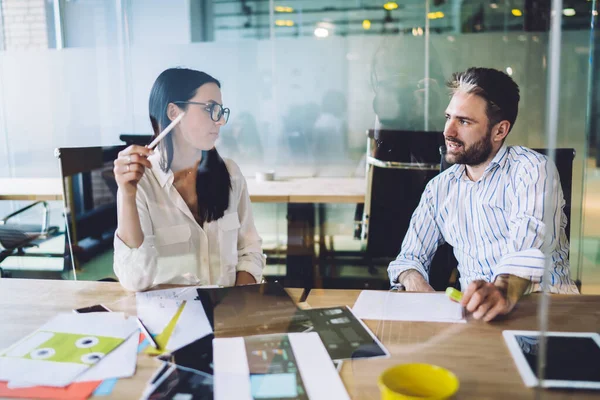 Empleados Adultos Formales Masculinos Femeninos Sentados Mesa Reuniones Con Documentos — Foto de Stock