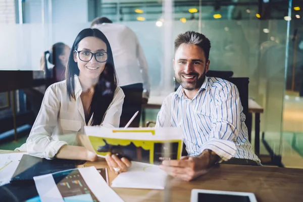 Colegas Sonrientes Oficina Sosteniendo Una Hoja Papel Con Información Relacionada — Foto de Stock