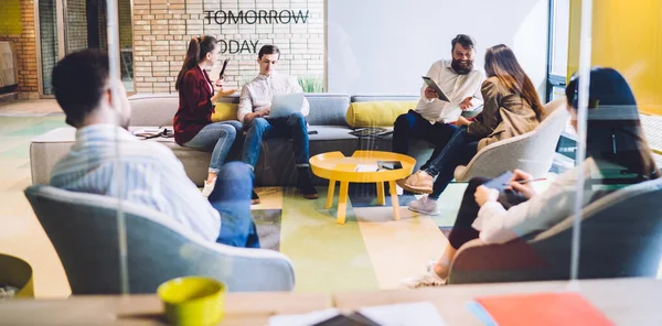 Door Glazen Zicht Creatieve Werkruimte Met Verschillende Kantoormedewerkers Die Bank — Stockfoto