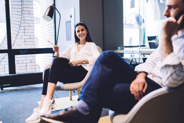 Trabajadora Confiada Optimista Con Gafas Cabeza Sentada Silla Con Bolígrafo —  Fotos de Stock